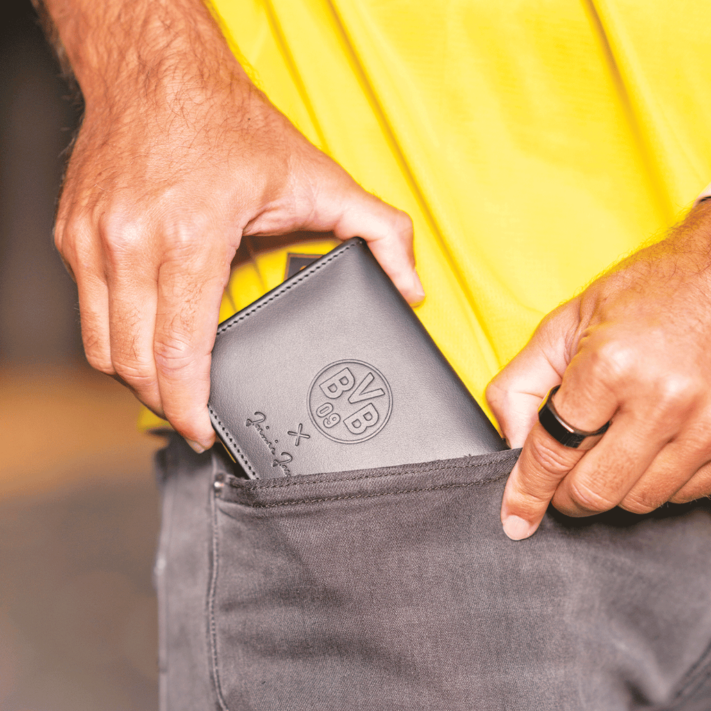 High-quality black BVB leather wallet with an embossed BVB logo and Jaimie Jacobs branding, ideal for style-conscious Borussia Dortmund fans.