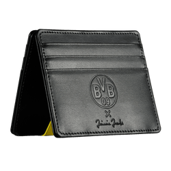Jaimie Jacobs製の「BVB Flap Boy Slim」は、上質な素材を使用した上品なブラックのカードケースです。BVBのロゴと黄色のアクセントが施されており、ボルシア・ドルトムントのファンに最適です。