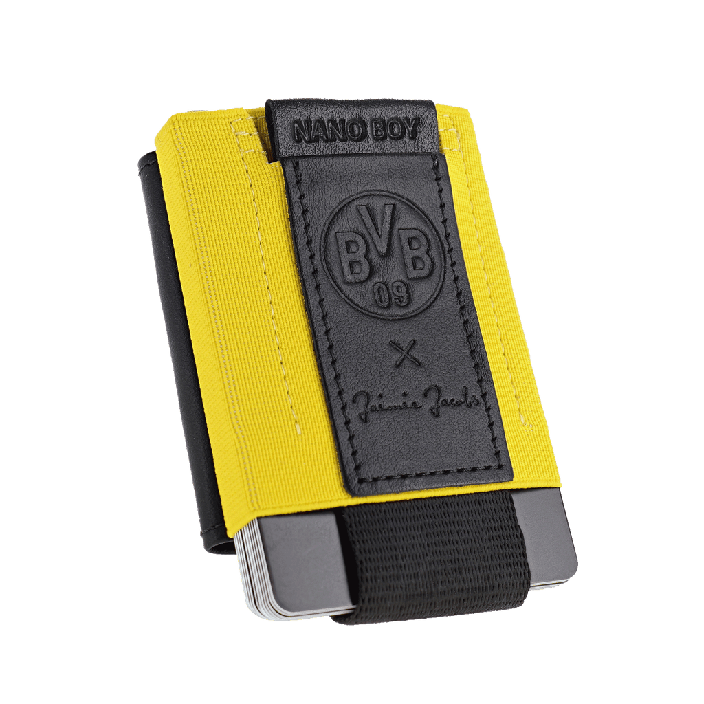 Le porte-cartes BVB Nano Boy de Jaimie Jacobs, aux couleurs noir et jaune, avec le logo BVB 09 en relief et une bande élastique pour les cartes et les billets.