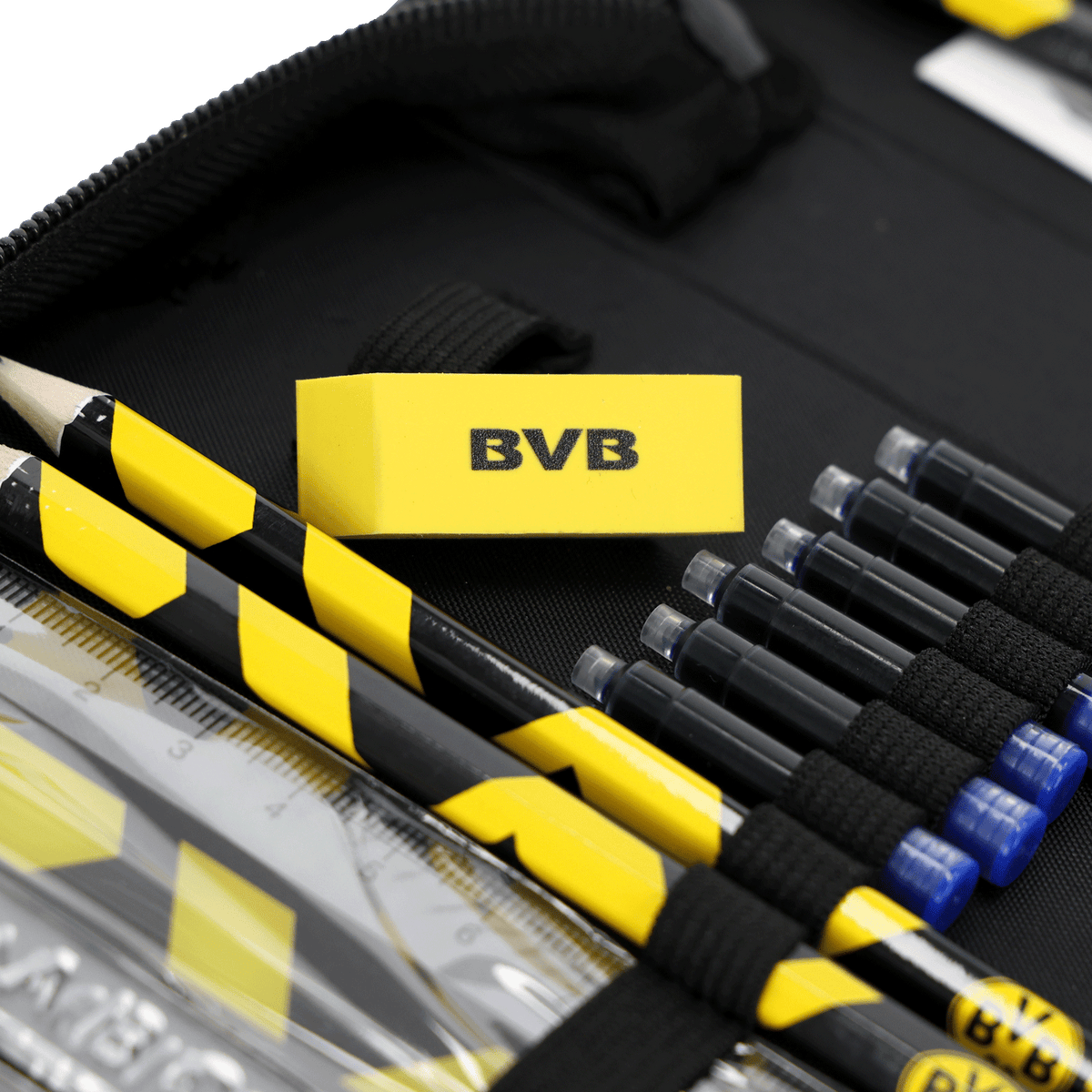BVB-Schreibset in schwarzgelb mit Borussia Dortmund-Logo, bestehend aus Radiergummi, Bleistiften, Lineal und Tintenpatronen.