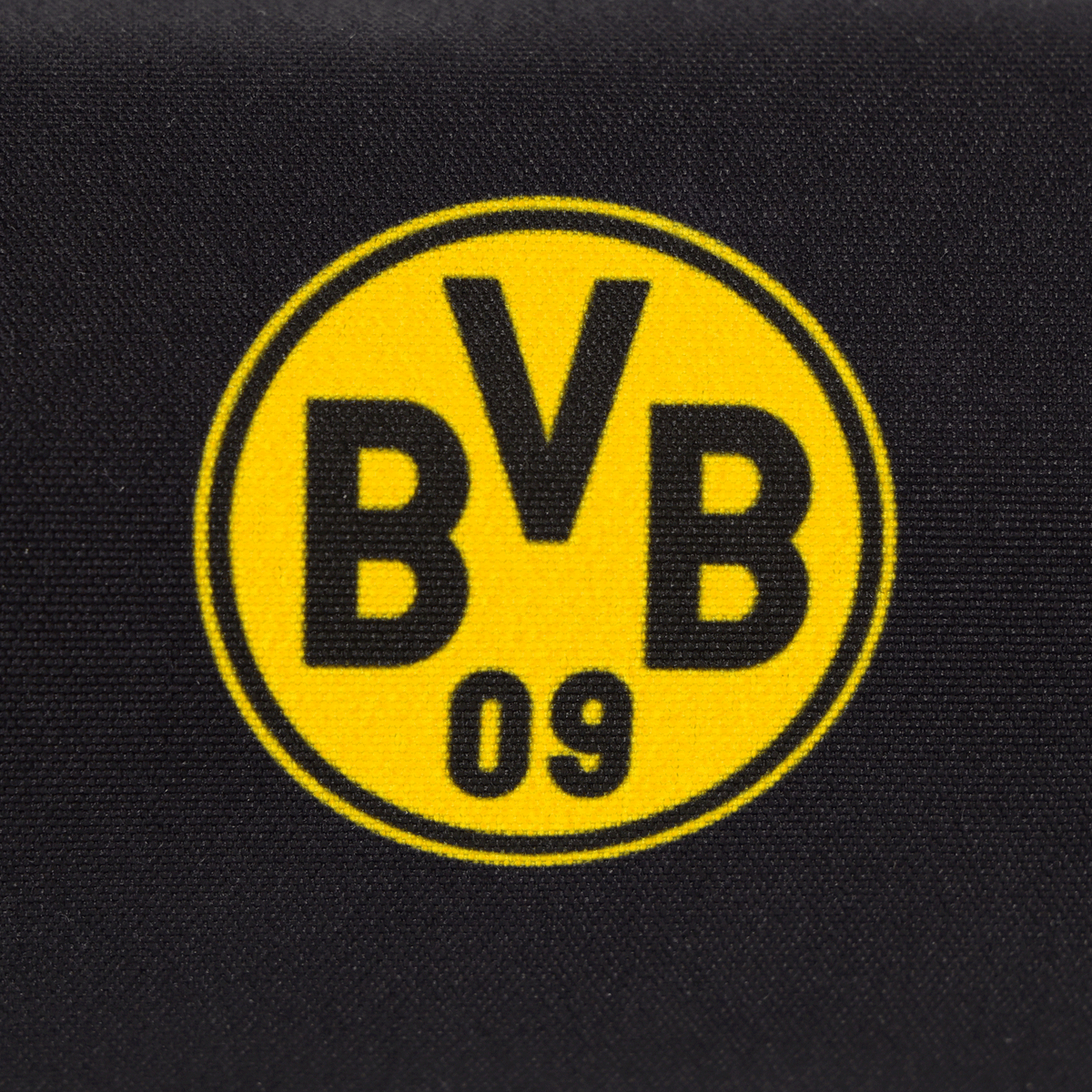 黒い布地に、黒と黄色のBVB公式エンブレムが写ったクローズアップ写真。