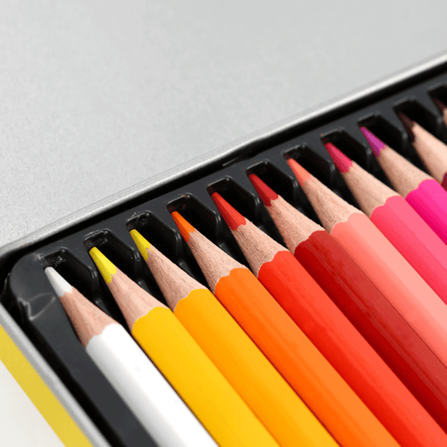 Un coffret de 24 crayons de couleur BVB dans un emballage noir, idéal pour les fans du Borussia Dortmund et les activités créatives.