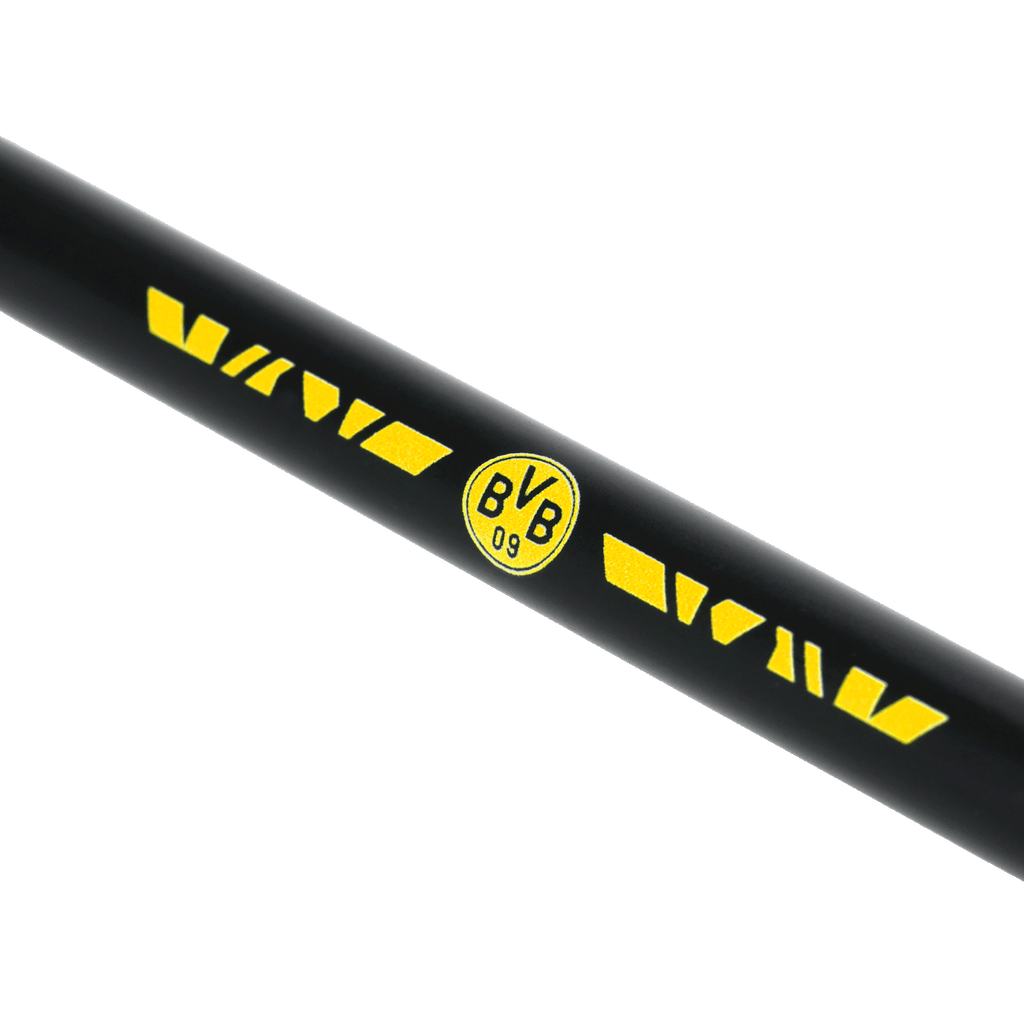 Penna a sfera del BVB con design nero e giallo, caratterizzata dall’iconico logo BVB-09 e da elementi grafici gialli. Un accessorio ideale per ogni tifoso del Borussia Dortmund.