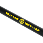 Penna a sfera del BVB con design nero e giallo, caratterizzata dall’iconico logo BVB-09 e da elementi grafici gialli. Un accessorio ideale per ogni tifoso del Borussia Dortmund.