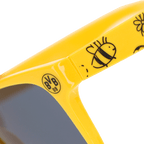 Detailaufnahme der schwarzgelben BVB-Kindersonnenbrille mit BVB-Logo und Bienen-Motiven auf den Bügeln.