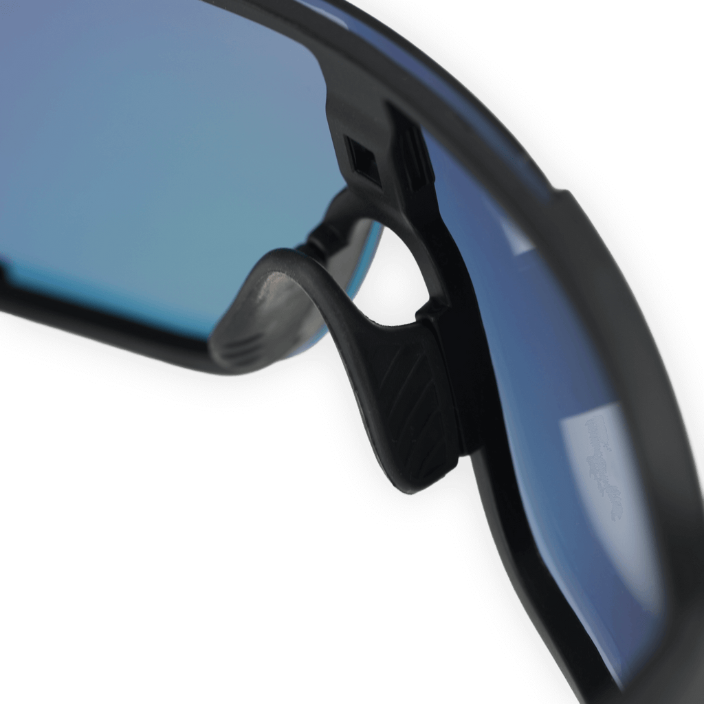 Gros plan sur une paire de lunettes BVB au design noir et jaune, dotées de verres bleus et d'un style sportif, idéales pour les supporters du Borussia Dortmund.