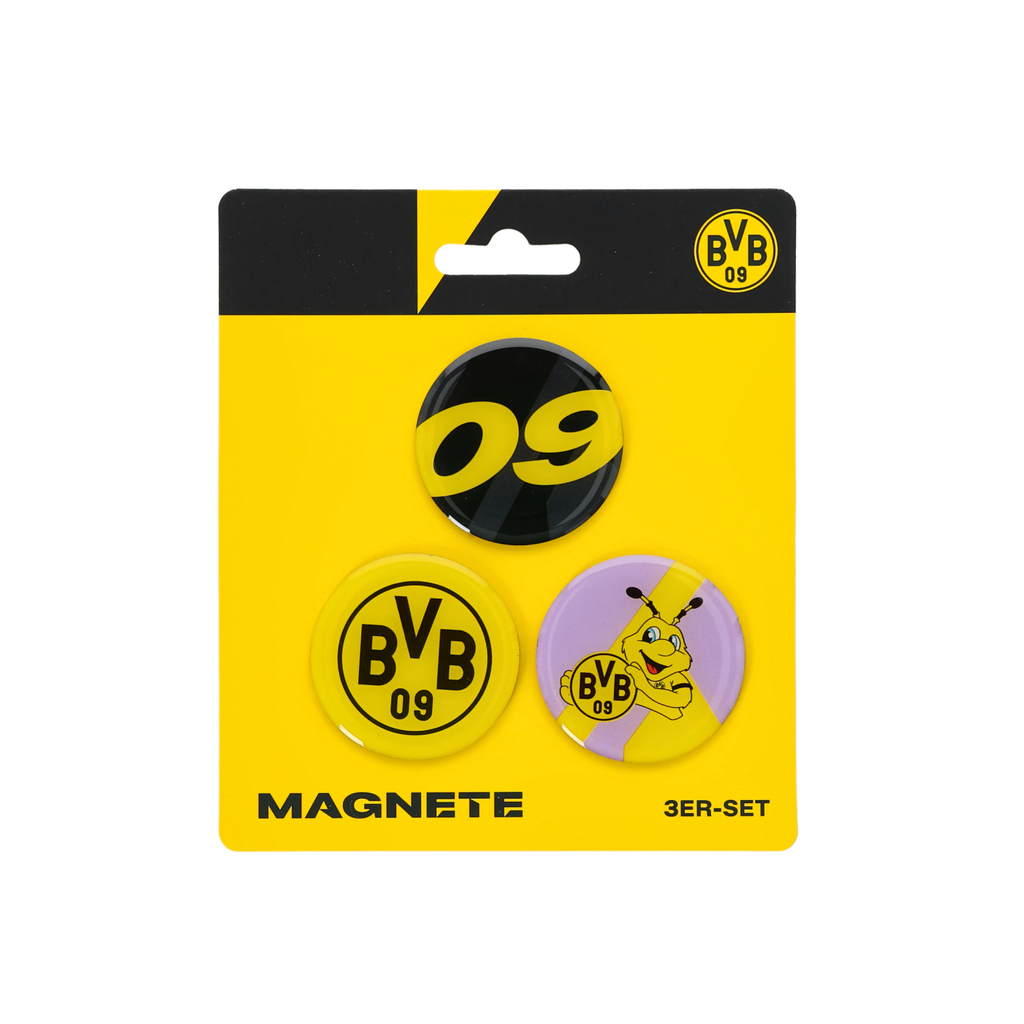 Lot de trois aimants BVB aux couleurs noir et jaune, comprenant un aimant avec le logo BVB 09, un autre avec le chiffre 09 et un dernier avec le motif EMMA, présentés dans un emballage jaune destiné aux articles de supporters.