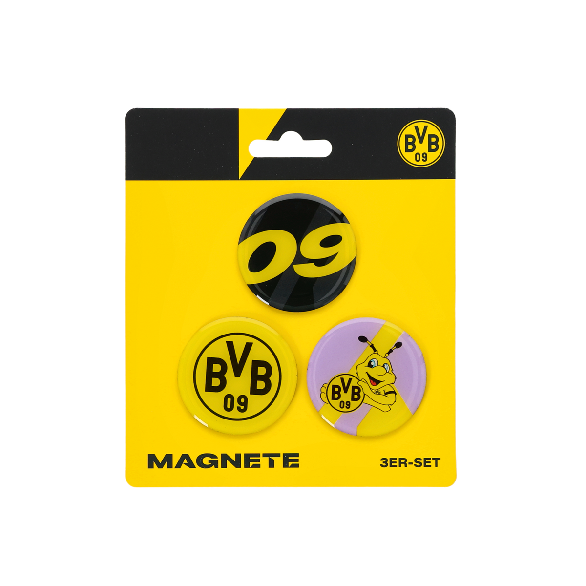 Dreier-Set BVB Magnete in schwarzgelb, darunter ein Magnet mit dem BVB 09-Logo, einer mit der Zahl 09 und einer mit dem EMMA-Motiv, auf gelber Fanartikelverpackung.