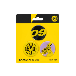 一套三枚黑色和黄色的多特蒙德（BVB）磁贴，其中包括一枚印有BVB 09标志的磁贴、一枚印有数字09的磁贴以及一枚印有EMMA图案的磁贴，装在黄色的球迷周边商品包装盒中。
