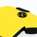 Gros plan sur un aimant du BVB en forme de maillot, avec son design noir et jaune caractéristique et l'emblème du BVB. Idéal comme objet de collection pour les supporters et comme décoration.