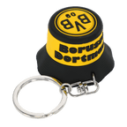 Porte-clés représentant un chapeau de pêcheur noir et jaune aux couleurs du BVB, avec décapsuleur intégré et anneau pour clés. Idéal pour les supporters du Borussia Dortmund.