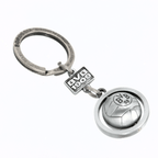 Metall-Schlüsselanhänger mit drehbarem Fußball und eingraviertem BVB 09 Logo, perfektes Accessoire für Borussia Dortmund Fans.