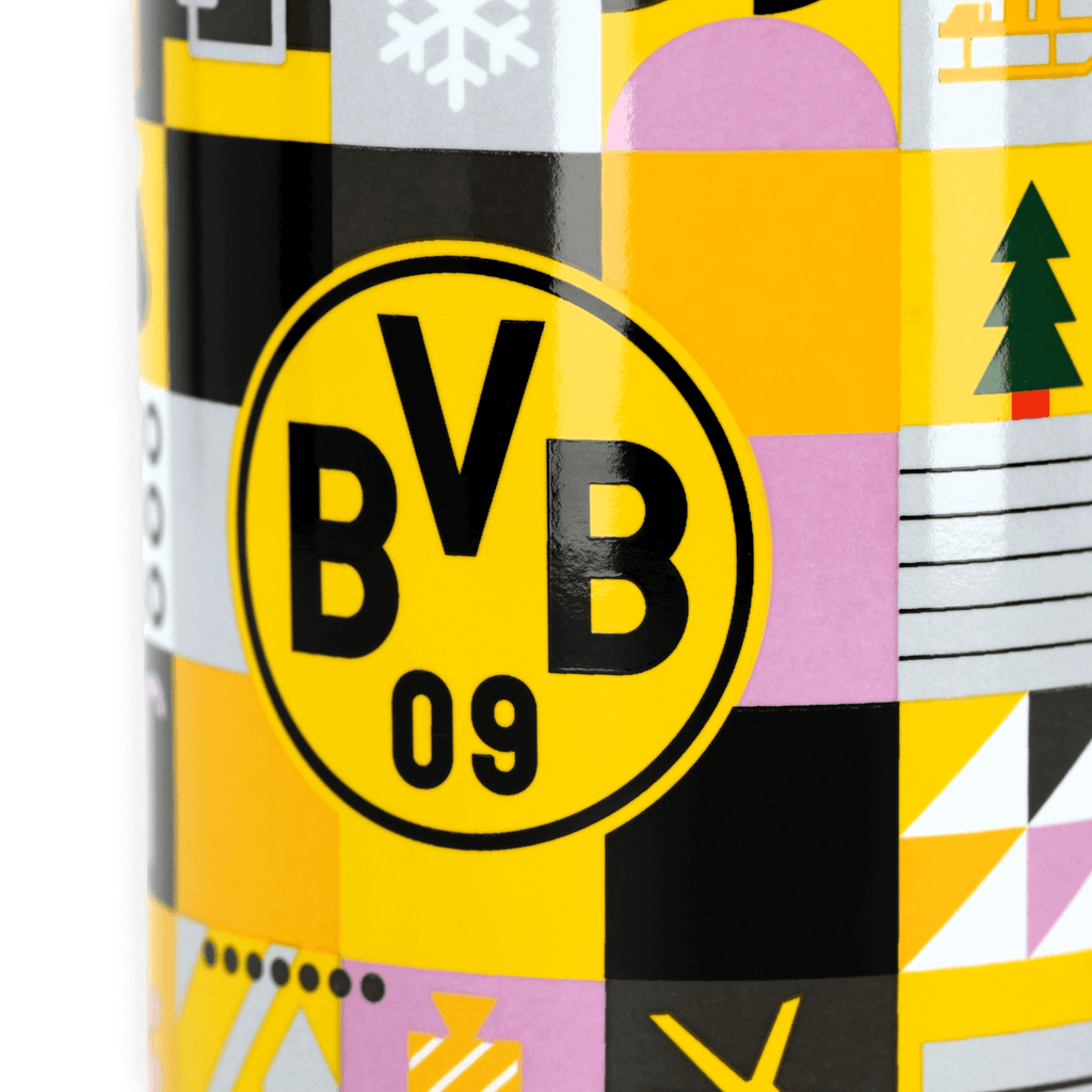 BVBの冬用クリスマスマグカップは、BVBのロゴ、ブラック＆イエローのカラー、そしてクリスマスのモチーフをあしらったお祝いのデザインとなっており、冬の季節にぴったりのボルシア・ドルトムントファン向けアイテムです。