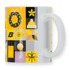 Die BVB-Weihnachtstasse in schwarzgelbem Design mit festlichen Elementen wie Kranz, Geschenken und Mütze, ideal für Fans von Borussia Dortmund.