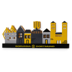 Schwarzgelbe Miniatur des BVB Weihnachtsdorfs mit Gebäuden der Dortmunder Skyline, SIGNAL IDUNA PARK und Borussia Dortmund Logo auf schwarzem Sockel.