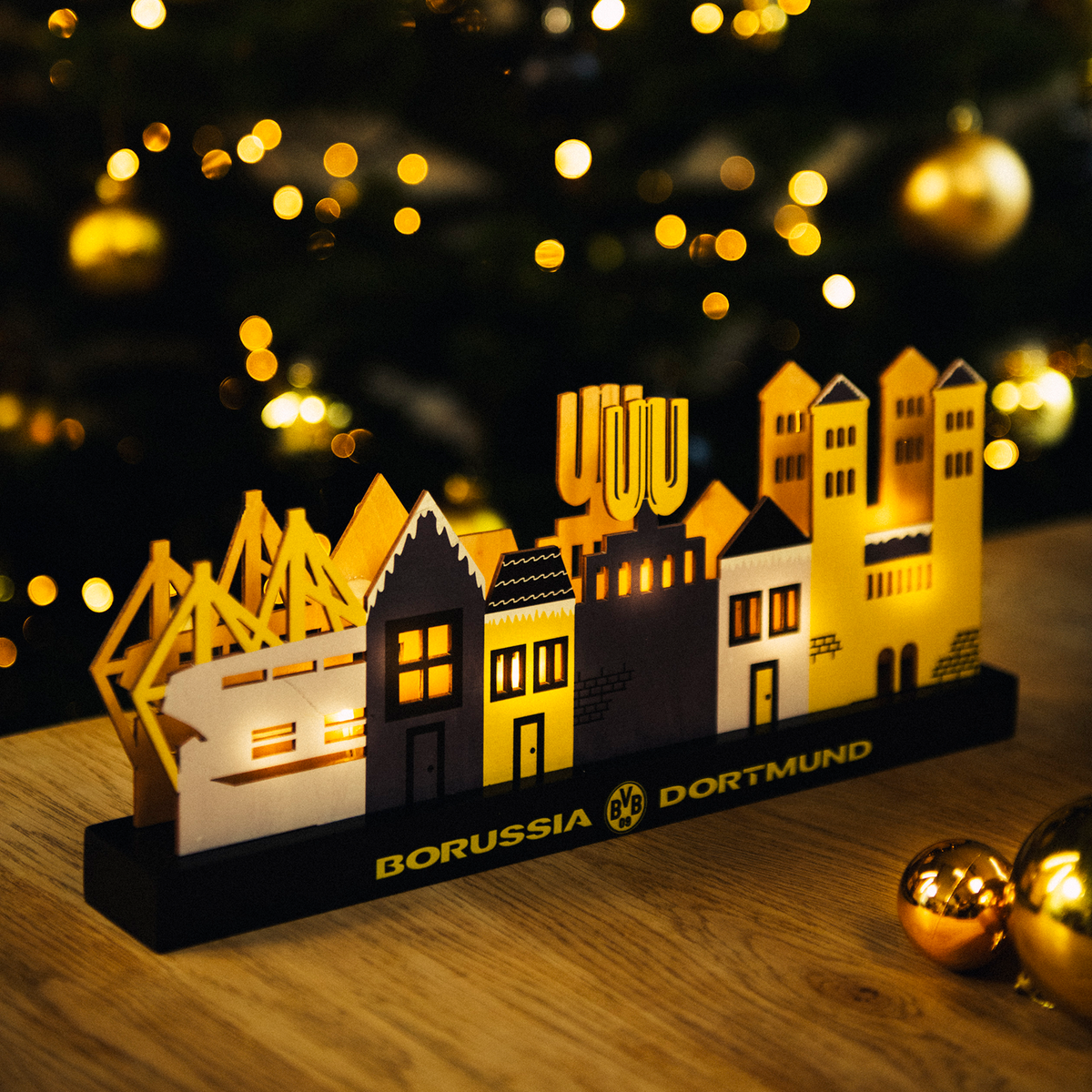 BVB Weihnachtsdorf aus Holz mit LED-Beleuchtung in schwarzgelb, dekorative Darstellung von Stadtsilhouetten mit BVB-Logo, perfekt als Weihnachtsdekoration für Borussia Dortmund Fans.