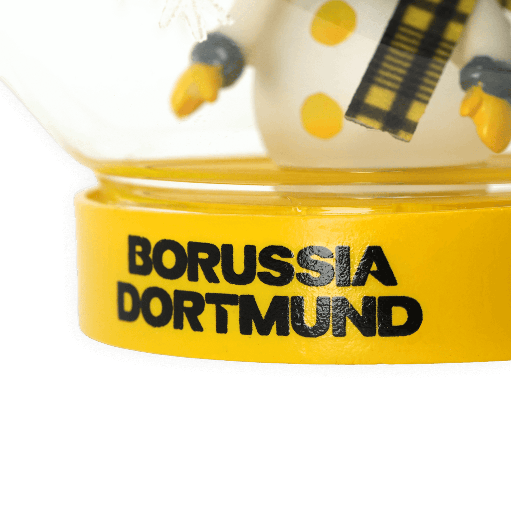 La boule de Noël du BVB représente un bonhomme de neige équipé d'un éclairage LED et arbore le logo du Borussia Dortmund ; c'est l'accessoire idéal pour les supporters en noir et jaune qui souhaitent décorer leur intérieur pour Noël.