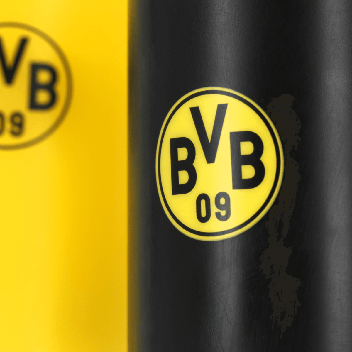 Candele LED del BVB nei colori nero e giallo, in confezione da 2, con l'iconico logo del Borussia Dortmund, ideali come articoli per tifosi e accessori decorativi.