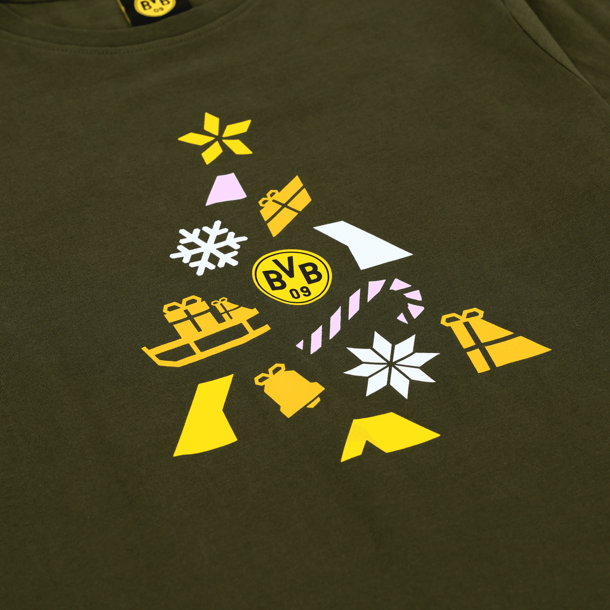 Olivegrünes BVB Winter Wonder T-Shirt mit weihnachtlichem Design und dem BVB-Logo in der Mitte, ideal für Fans.