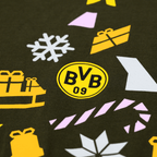 Das BVB Winter Wonder T-Shirt in Olive mit einem weihnachtlichen Design und dem schwarzgelben BVB-Logo verleiht jedem Fan eine gemütliche Art, Vereinsliebe zu zeigen.