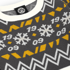 Maglione grigio per bambini del BVB con collo bianco, motivo a zigzag giallo e bianco, fiocchi di neve e logo BVB 09. Perfetto per l'inverno.
