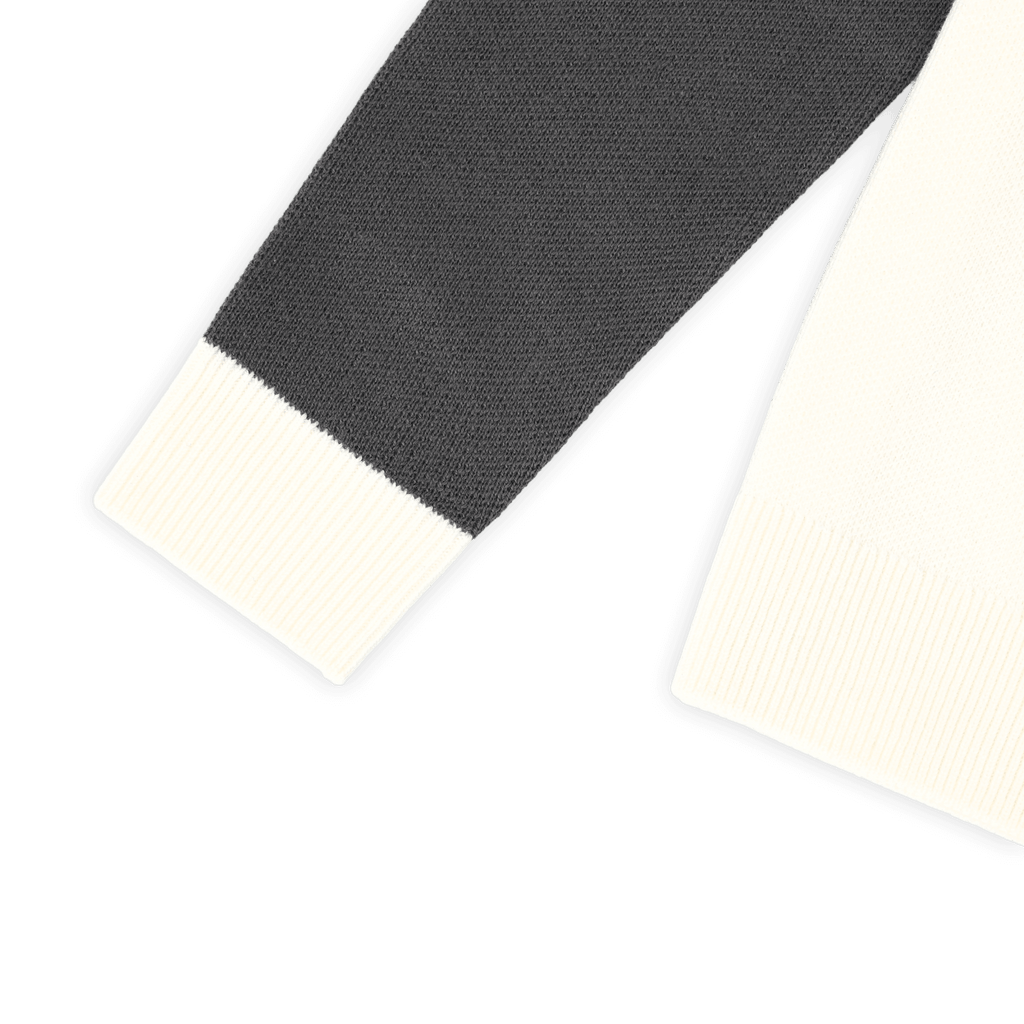 Primo piano della manica in bianco e nero del maglione “Winter Wonder” del BVB per bambini.