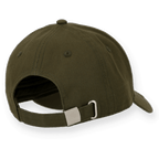 Rückansicht einer grünen Basecap mit verstellbarem Metallverschluss, ideal für Freizeit oder als modisches Accessoire.