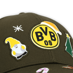 Olivgrüne BVB-Mütze mit schwarzgelbem BVB-09-Logo und weihnachtlichen Stickmotiven, ideal für Fans von Borussia Dortmund.