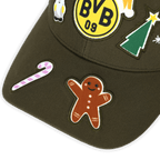 Schwarze BVB-Kappe mit festlichen Stickereien, darunter Lebkuchenmann, Zuckerstange und Tannenbaum sowie zentralem BVB-Logo in schwarzgelb.
