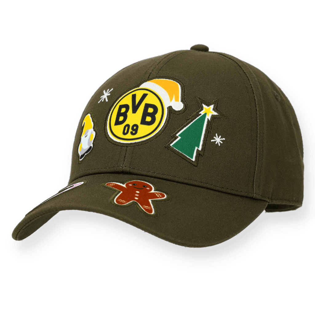 Olivegrüne BVB-Cap mit weihnachtlichen Patches und BVB-Emblem, ideal für Fans von Borussia Dortmund und passend zu Weihnachten.
