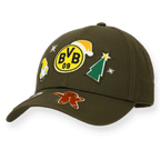 Olivegrüne BVB-Cap mit weihnachtlichen Patches und BVB-Emblem, ideal für Fans von Borussia Dortmund und passend zu Weihnachten.