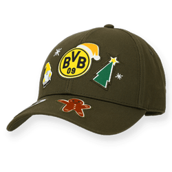 Olivegrüne BVB-Cap mit weihnachtlichen Patches und BVB-Emblem, ideal für Fans von Borussia Dortmund und passend zu Weihnachten.