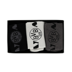 Il set regalo di 3 paia di calzini del BVB comprende calzini nei colori nero, bianco e grigio con il logo del BVB stampato, perfetti per i tifosi del Borussia Dortmund.