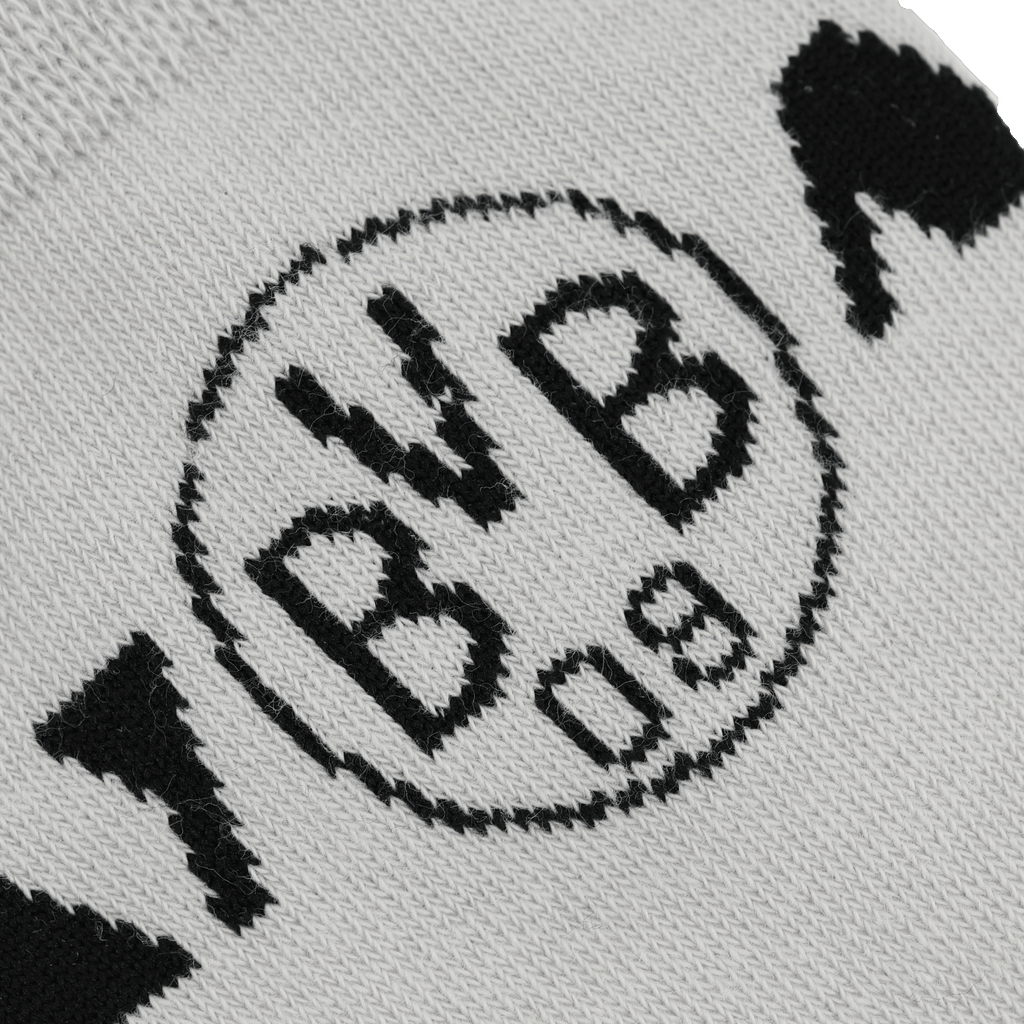 Gros plan sur des chaussettes du BVB au motif noir et blanc, ornées du logo du BVB au centre. Idéales comme articles de supporters et coffrets cadeaux.