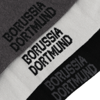 Nahaufnahme des BVB 3er Socken Geschenksets mit Borussia Dortmund Schriftzug in schwarz und weiß.