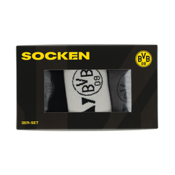 El set de regalo de 3 pares de calcetines del BVB incluye unos calcetines de alta calidad en los colores negro y amarillo, con el diseño del Borussia Dortmund, presentados en una elegante caja con el logotipo del BVB 09.