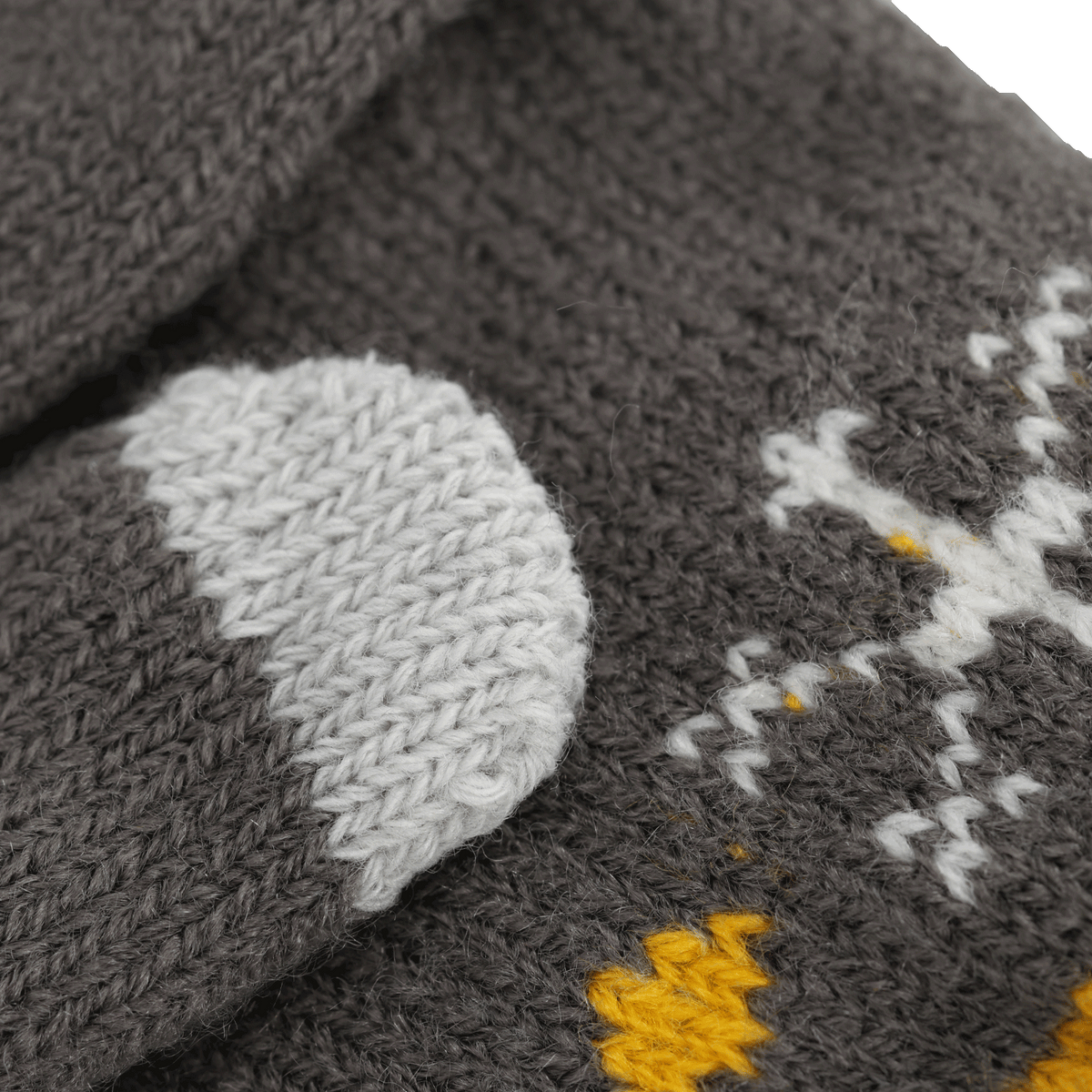 Nahaufnahme von gestrickten BVB-Kinderhandschuhen mit schwarzgelbem Design und winterlichem Muster, ideal für kalte Tage.