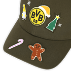 Elegante berretto invernale del BVB per bambini con motivi natalizi come l'omino di pan di zenzero, l'albero di Natale e lo stemma del BVB. Perfetto come gadget per i tifosi e come regalo di Natale.
