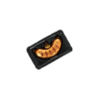 Golden glitzernder BVB-Wurst-Dekoelement-Anhänger mit BVB 09-Emblem, Detailaufnahme.