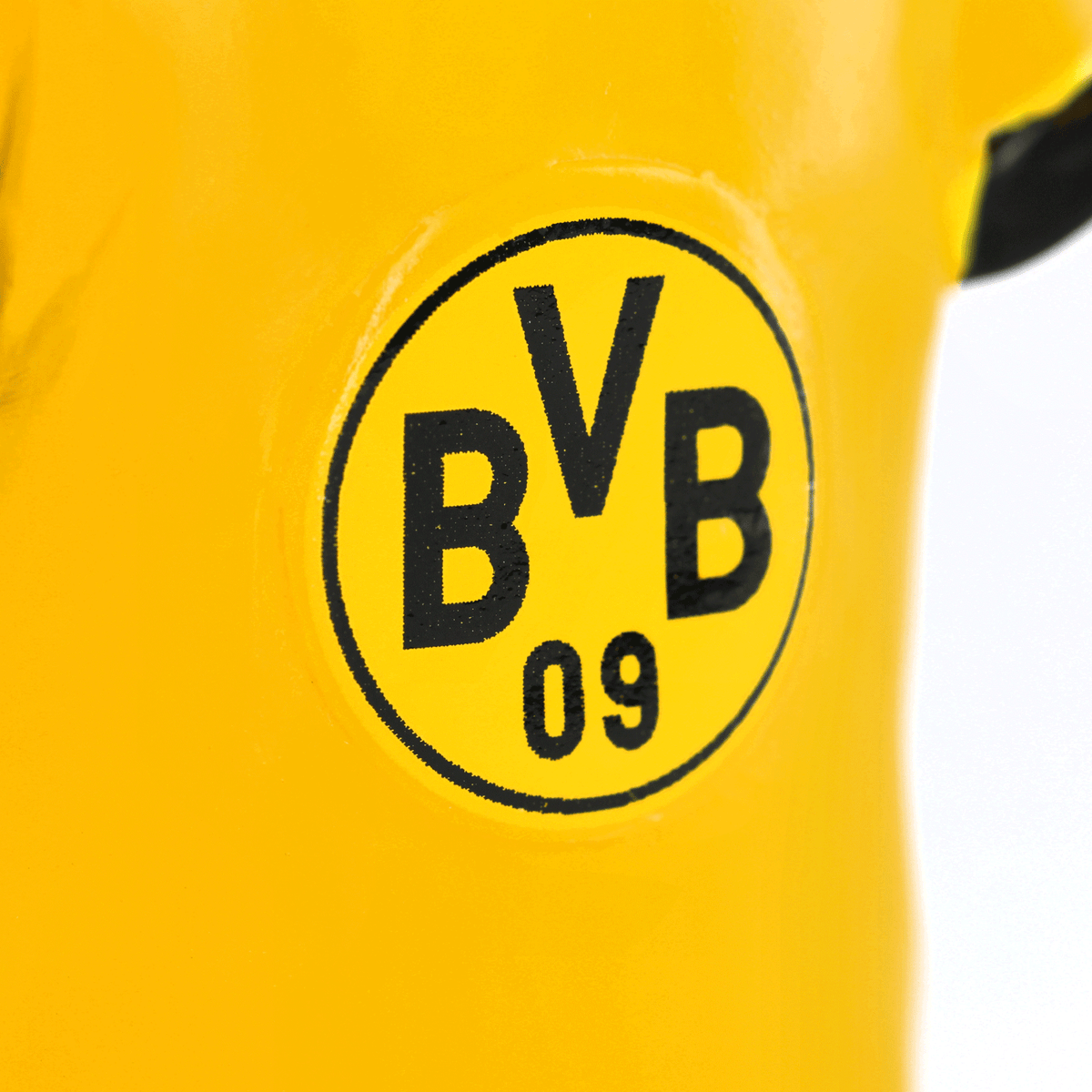 Schwarzgelber BVB-Baumanhänger in Form eines Trikots mit BVB-Logo, ideal als Weihnachtsdekoration und Fanartikel.