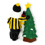 BVB-Gartenzwerg in schwarzgelber Kleidung zusammen mit einem Schneemann und einem Weihnachtsbaum, perfekt für weihnachtliche Dekorationen im BVB-Stil.