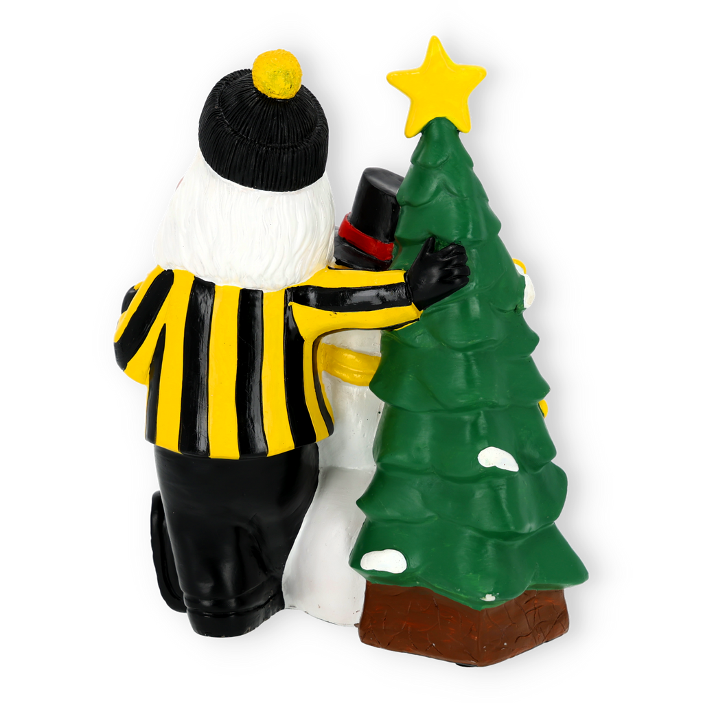 BVB-Gartenzwerg in schwarzgelber Kleidung zusammen mit einem Schneemann und einem Weihnachtsbaum, perfekt für weihnachtliche Dekorationen im BVB-Stil.