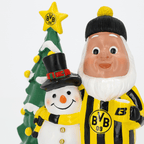 BVB Gartenzwerg in schwarzgelbem Trikot, Arm um einen Schneemann gelegt, vor einem geschmückten Weihnachtsbaum mit BVB-Stern, ideale Weihnachtsdekoration für Borussia Dortmund Fans.