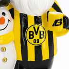 Schöner BVB-Gartenzwerg in schwarzgelbem Trikot mit BVB-Logo, hält eine Tasse mit BVB-Emblem und steht neben einem Schneemann. Perfekte Weihnachtsdekoration für BVB-Fans.