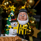 Gartenzwerg im BVB-Design mit schwarzgelbem Trikot, einem Schneemann, einer gelben Sternspitze und weihnachtlicher Dekoration.