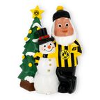 Schwarzgelber BVB-Gartenzwerg mit Schneemann und weihnachtlich dekoriertem Weihnachtsbaum, inklusive BVB-Stern und Ornamenten.