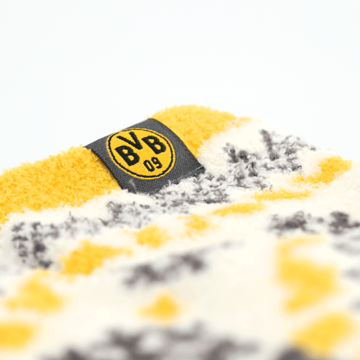Kinder Hüttensocken mit BVB-Logo, schwarzgelbem Muster und weichem Material für Wintertage.