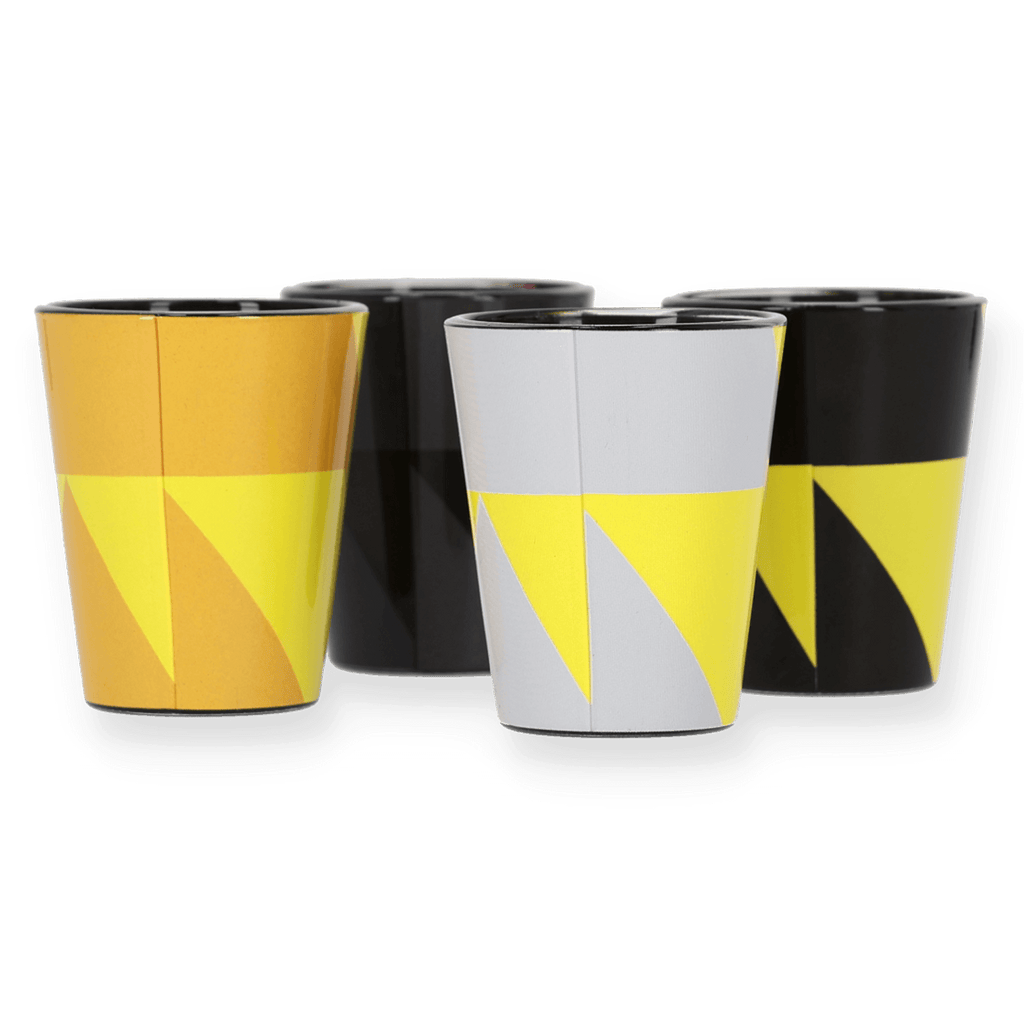 Ein 4er-Set BVB Schnapsgläser im typischen schwarzgelben Design, ideal für Borussia Dortmund Fans.