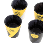 Schnapsglas 4er-Set in den Farben schwarzgelb mit prominentem BVB-Logo und detailreicher Stadion-Silhouette im Inneren. Perfekt für BVB-Fans.