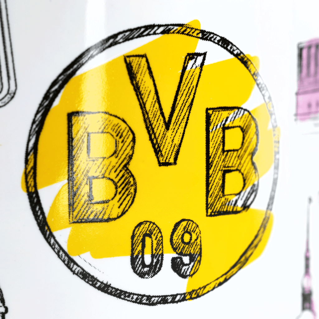 Weiße BVB Tasse mit Dortmund Panorama-Design und schwarzgelbem BVB 09 Logo auf der Vorderseite.